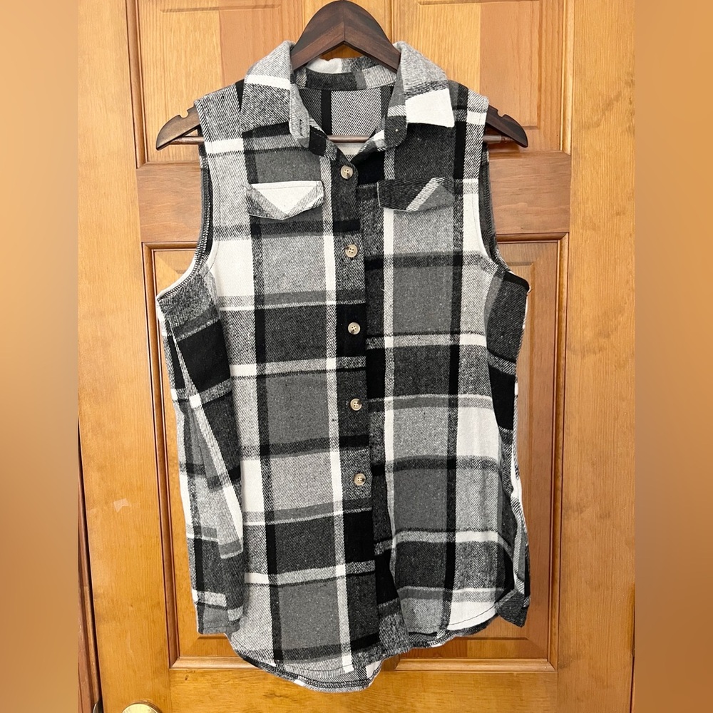 Plaid Sleeveless‎ Shirt Womens Size Medium Black and White Tunic Vest Fall Layer